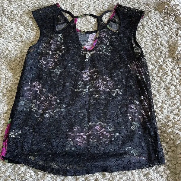 ‎Kirra XS Top. Black Floral - Image 2