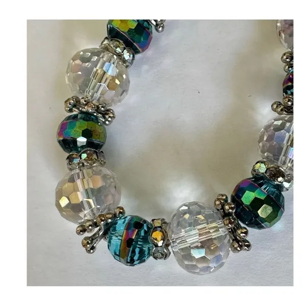 Clear and iridescent crystal beaded bracelet - Image 9