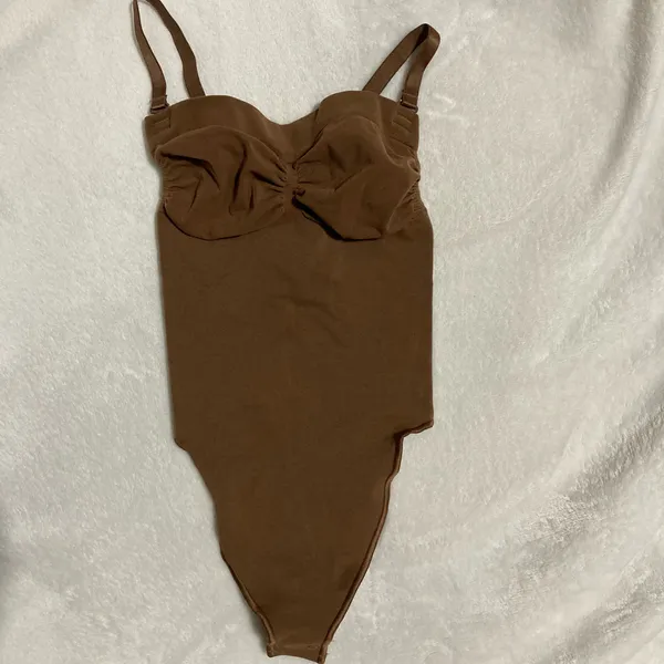 SKIMS Strapless Sculpting Bodysuit M - Image 3