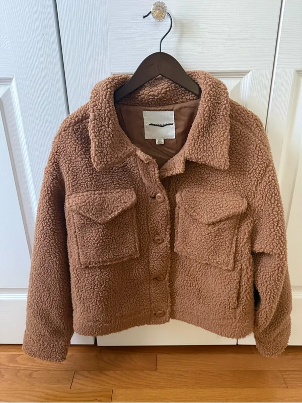 American Eagle Cropped Teddy Sherpa Button Up Jacket in Tan - Image 2
