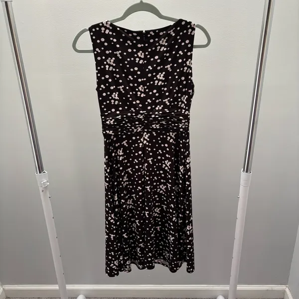 Jessica Howard Brown and White Polka Dot Sleeveless Ruched Midi Dress - Image 5