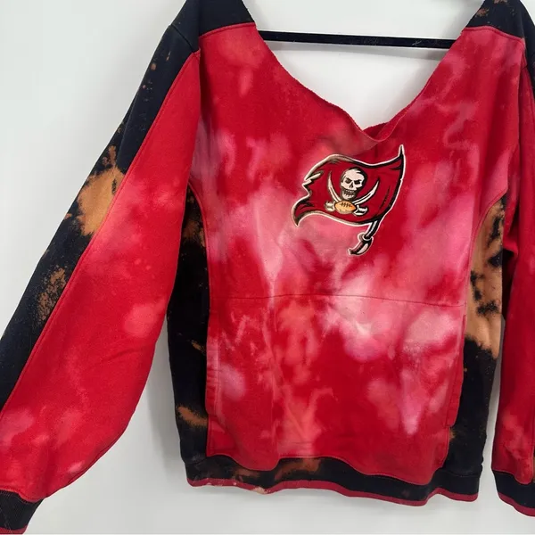Reebok Tampa Bay Buccaneers Bleach Splatter Sweatshirt Size Large Off The Shoulder - Image 3