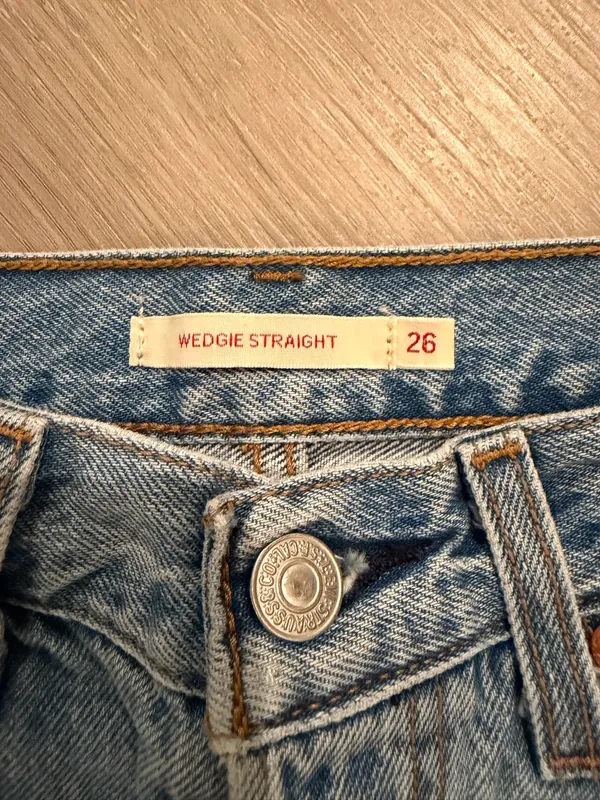 Levi's Premium Wedgie Straight Distressed Jeans Size 26 - Image 4