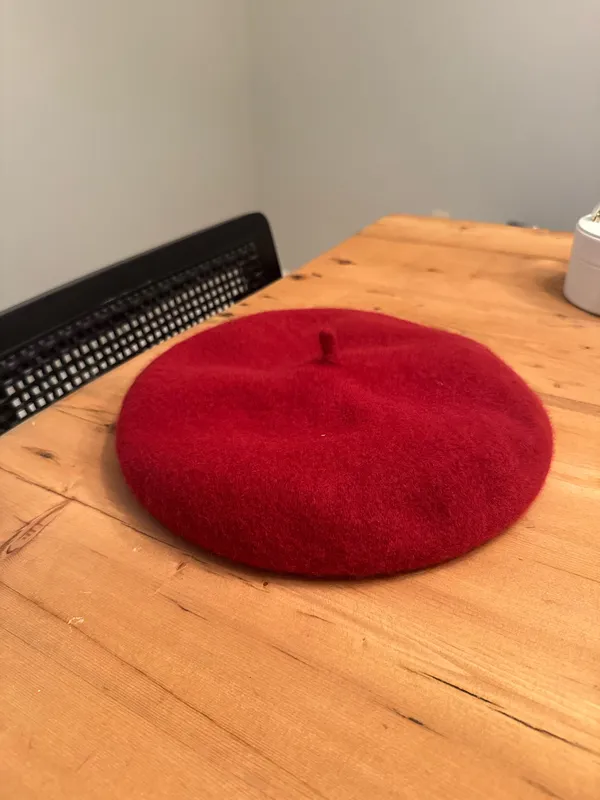 Red beret - Image 5