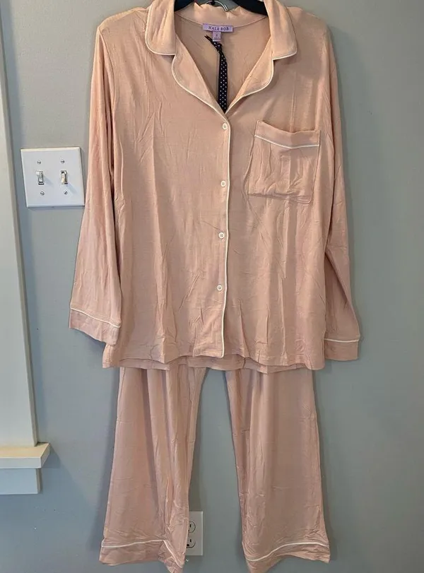 Hale Bob 2 piece classic pajama set in pink with white piping size small NWT - Image 2