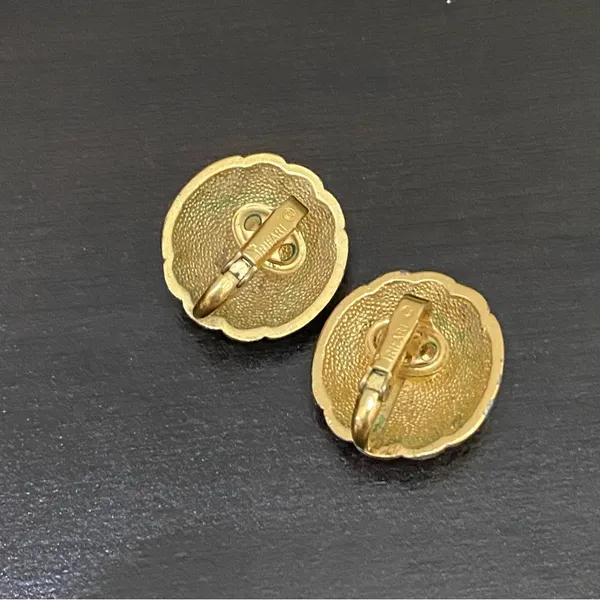 Vintage 60’s TRIFARI Polished Gold- tone Dome Clip On Earrings - Image 10