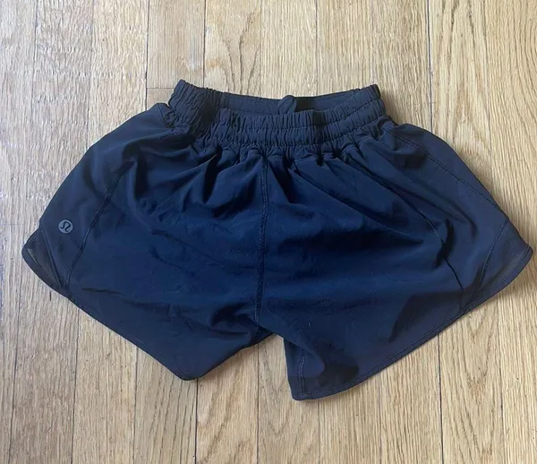 Lululemon Hot Hot Shorts Size 0 4inch Black - Image 5
