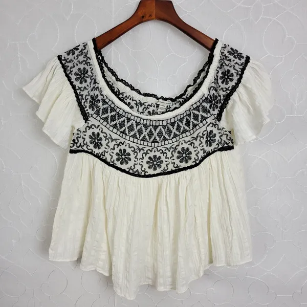 American Eagle Womens Blouse‎ Size Small White Embroidered Flowy Sexy Shoulder - Image 4