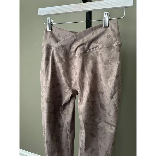 Alphalete Surface Power Leggings Pebble Print Mocha Medium - Image 4