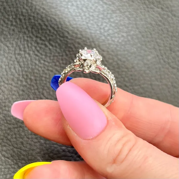 Silver Toned Flower Ring Size 8 - Image 4