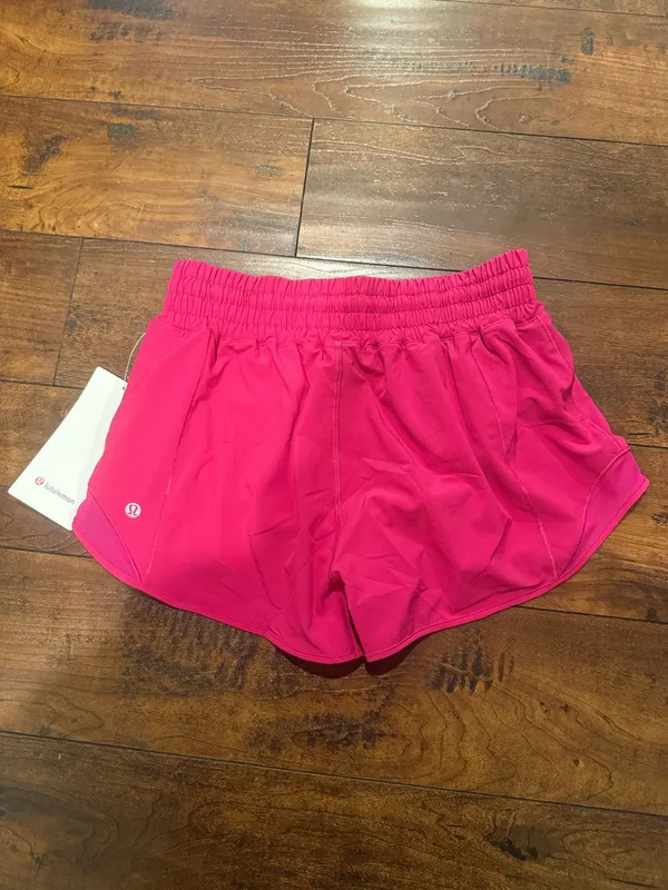 Lululemon Shorts Hotty Hot 2.5" Low-Rise - Image 4