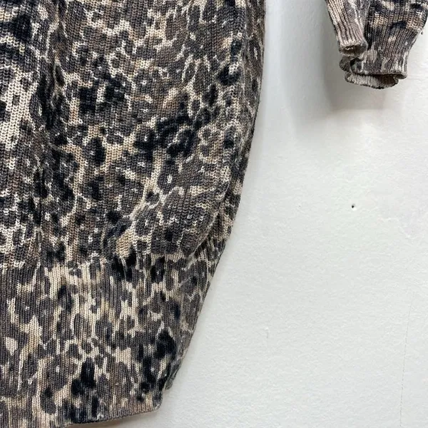Aritzia Wilfred Balzac Leopard print light sweater size Medium - Image 8
