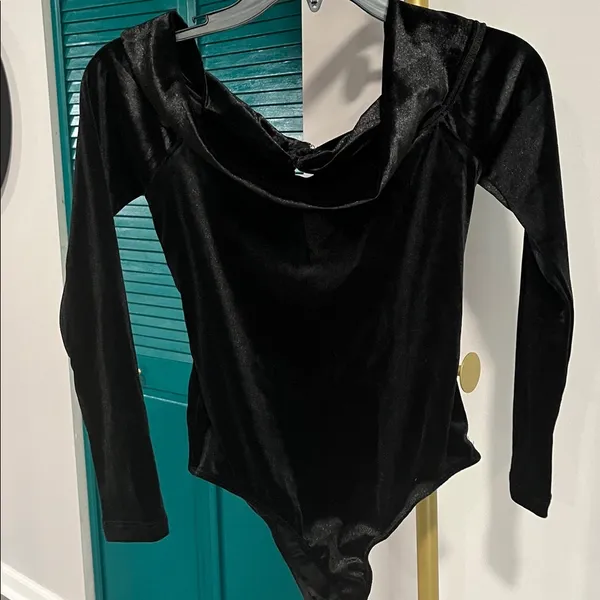 NWT REVOLVE by Glamorous Black Velvet Off-Shoulder Bodysuit - Image 7