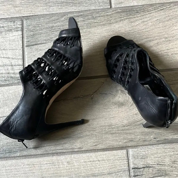 Manolo Blahnik Black Heels Sophisticated Style - Image 2
