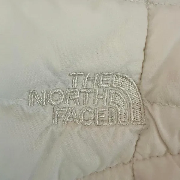 The North Face Women's Quilted Hybrid Pullover Jacket Medium Cream - Image 9