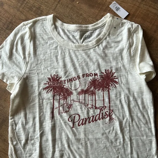- NWT! Gap T-Shirt size M - Image 2