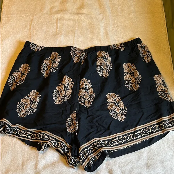 SHEIN Black and Cream Floral Top and Shorts Set - Image 2