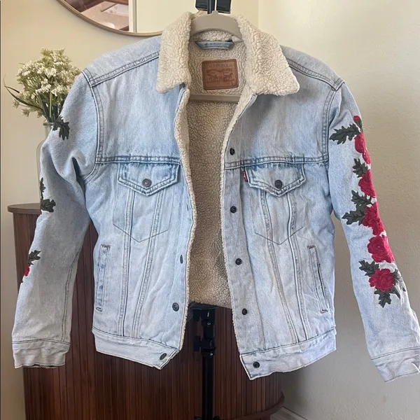 Levi’s Sherpa Lined Floral Embroidered Trucker Jacket Size S Light Wash - Image 2