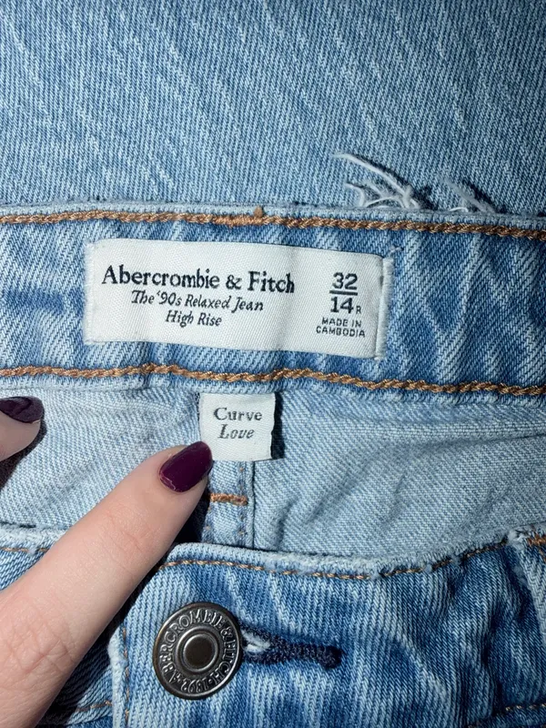 Abercrombie & Fitch Curve Love High-Rise Straight Mom Jeans Light Wash Raw Hem - Image 4