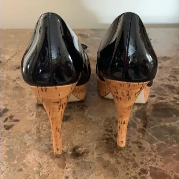 Guess Black patent leather peek a boo cork front bow pumps 7.5 Size - Image 4