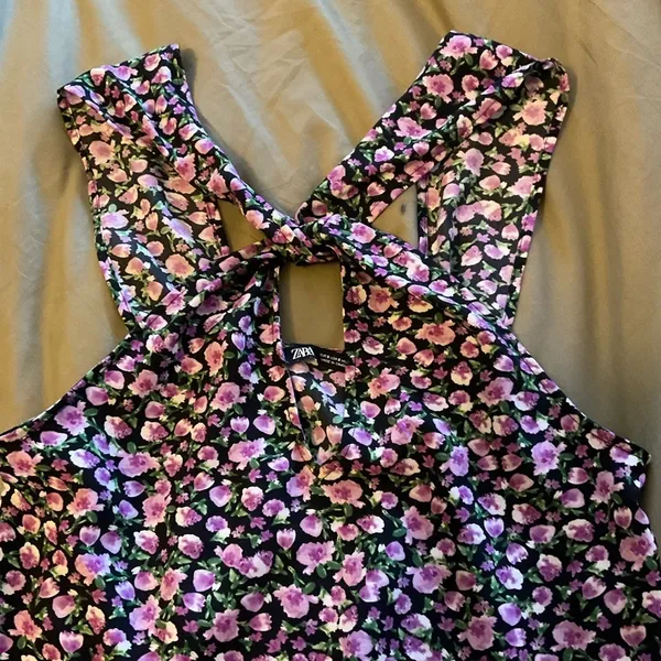 ZARA Floral Print Twist Halter Top Black Pink Cutout Back size small - Image 4