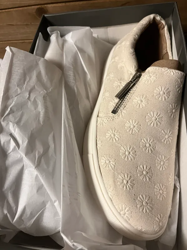 Style & Co NeW with Box . Women's Moira Zip Sneakers white size 8 - Image 4