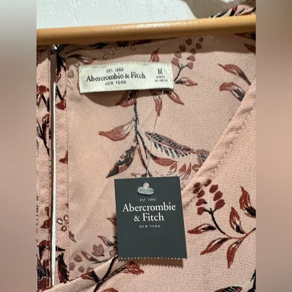 NWT - Abercrombie & Fitch Pink Floral Romper size medium. - Image 2