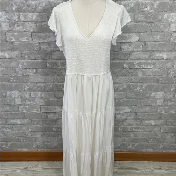 Meroketty White smocked V-neck tiered midi dress - Image 2