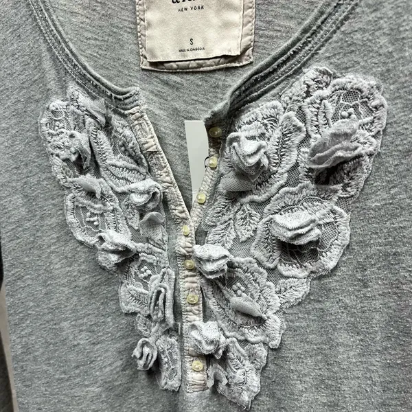 Abercrombie Y2K Vintage Fitted Gray Long Sleeve Henley Floral Design Top - Image 2