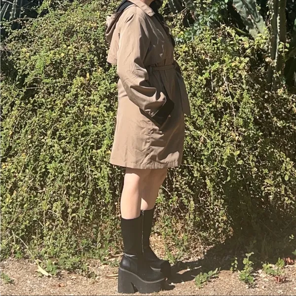 Chic Beige Trench Coat for Women - Image 2