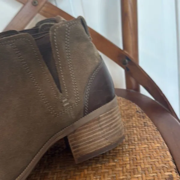 Clark’s Artisan Maypearl tan suede booties size 9.5 - Image 10
