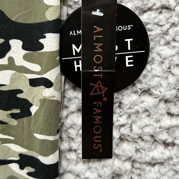 NEW Almost Famous Women's S Green Camo Print‎ Top - Image 4