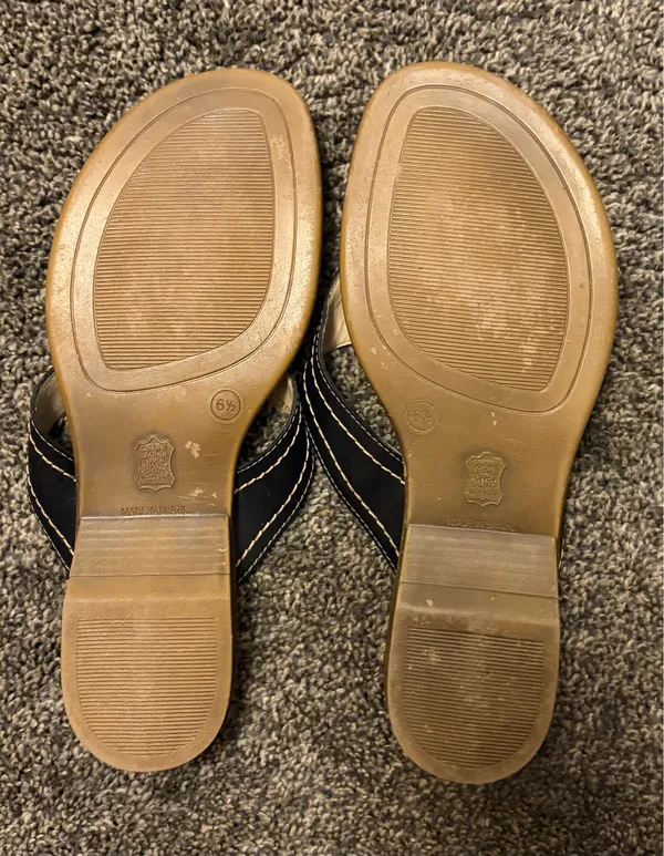 Croft & Barrow Women’s 6.5 tan and black thong sandals - Image 2