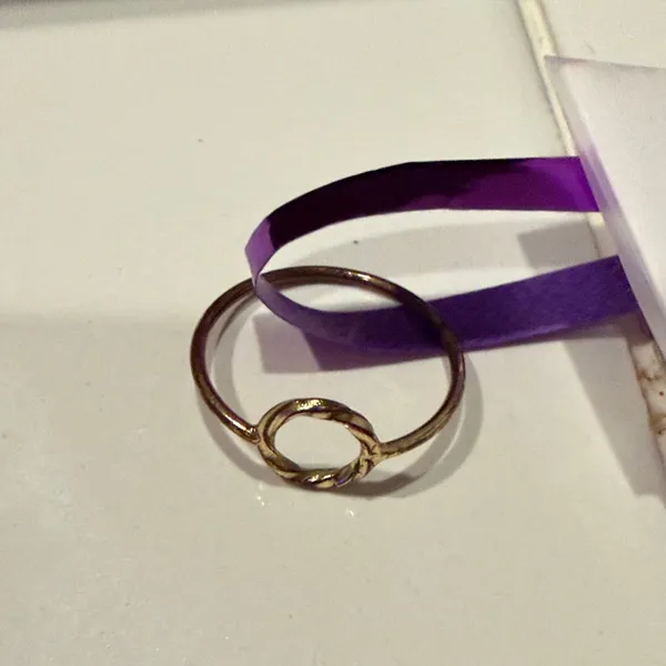 Source Unknown Elegant Gold Toned Ring Size 5 1/2 - Image 2