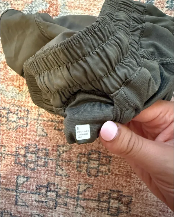 Lululemon Hotty Hot Shorts 2.5" Low-Rise Army Green - Image 3