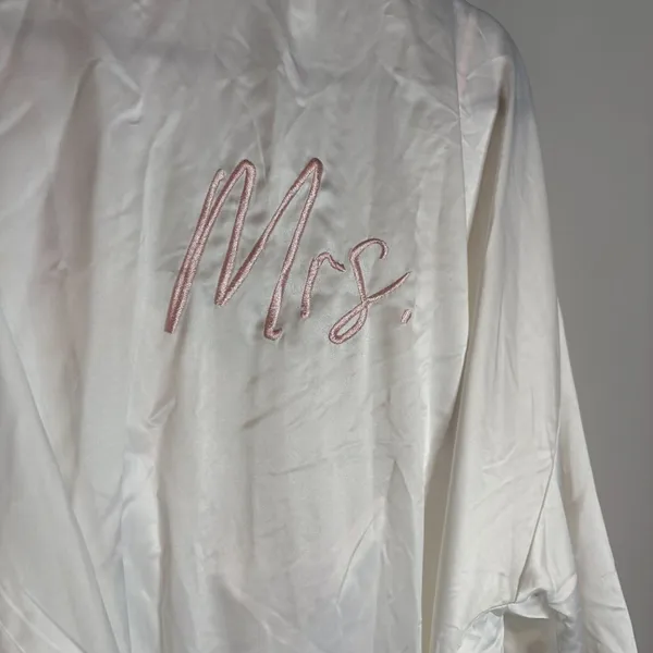 NWT Lilac & London white bridal Mrs. Cloud Dancer robe camisole set - Image 3