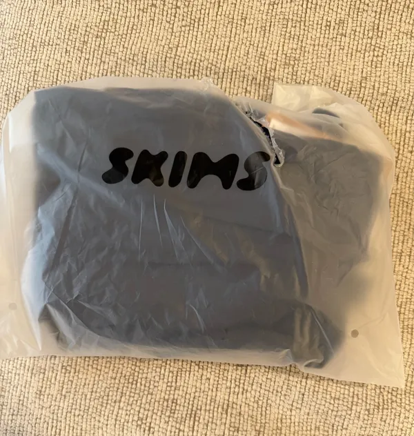 SKIMS fits everybody long skirt, tag is off - Image 4