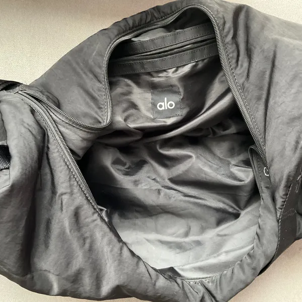 Alo Yoga Om The Go Gym Sling Bag Black - Image 5