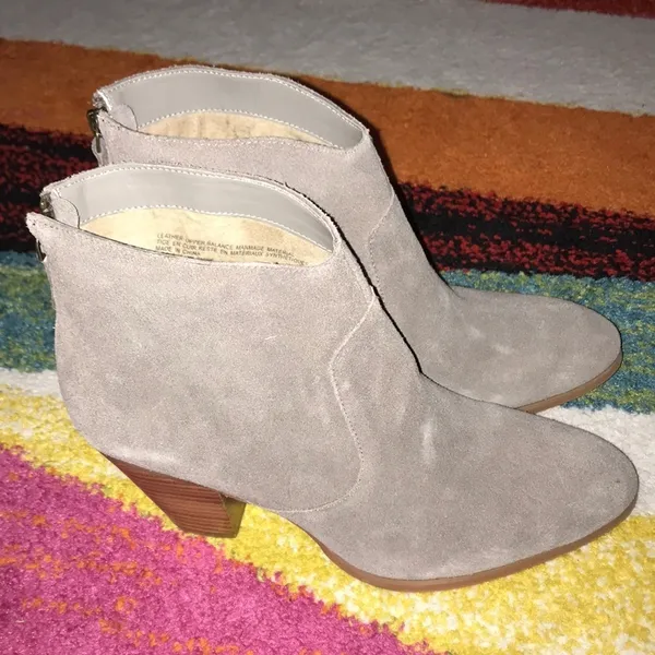 Tesori Raven Khaki Suede ankle booties size 9.5 - Image 2