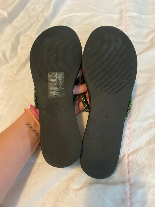 H&M black flip flops - Image 4