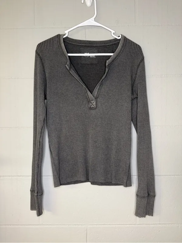 Aerie Fireside Long Sleeve Henley T-Shirt in Dark Grey Women’s Size Medium Tee - Image 4