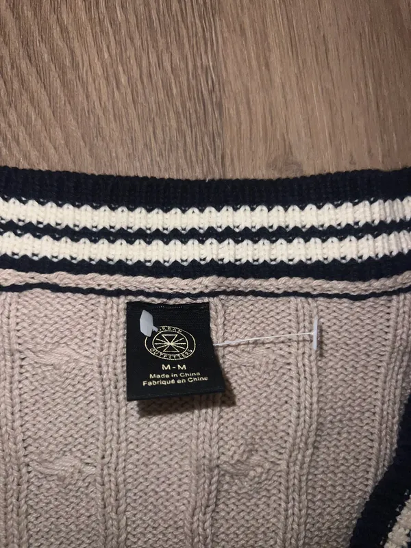 brand new urban outfitter medium v neck sweater - Image 3
