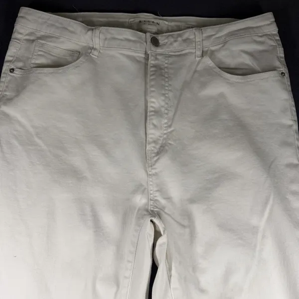 Risen Flare Jeans Womens 2XL Plus White High Rise Frayed Raw Hem Stretch Denim - Image 2
