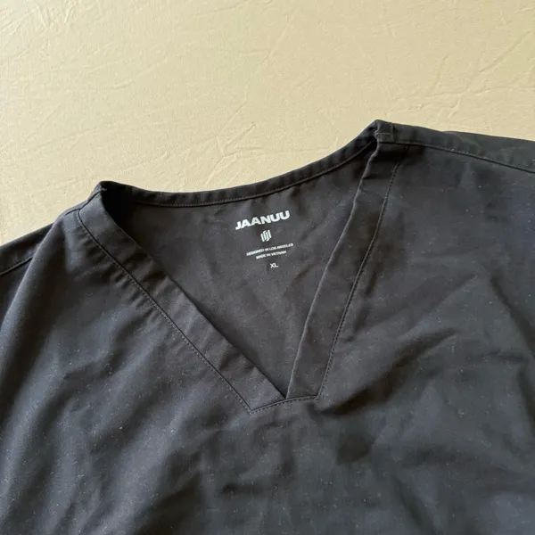 Jaanuu Carte Slim 2-Pocket Scrub Top - Image 7
