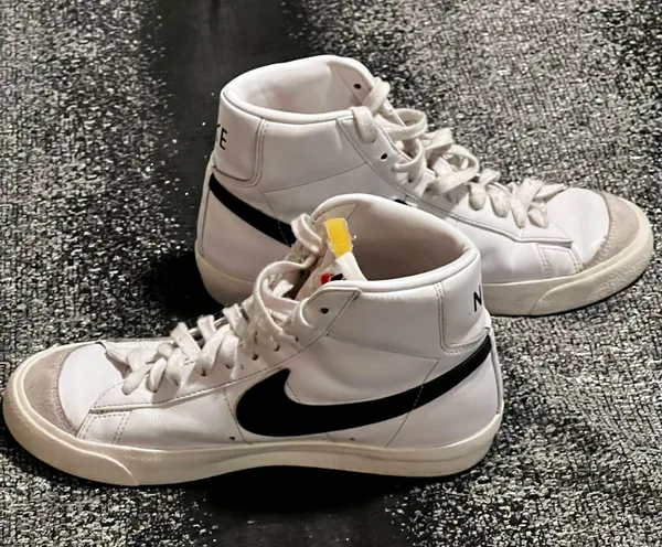 Womens sz7.5 Nike blazer mid '77 vintage high top shoes - Image 3