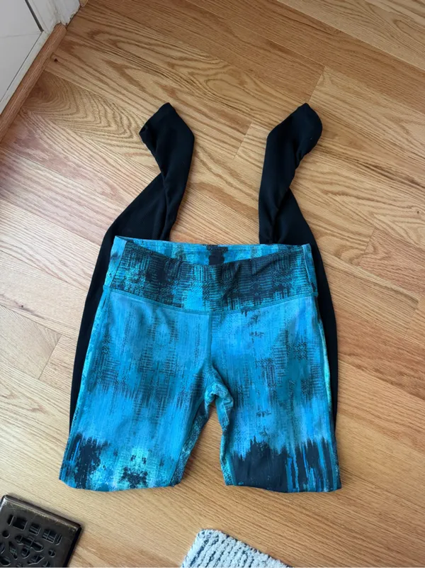 ALO Yoga Blue Teal Abstract Print Leggings with Black Ruched Lower Legs - Size S - Image 8