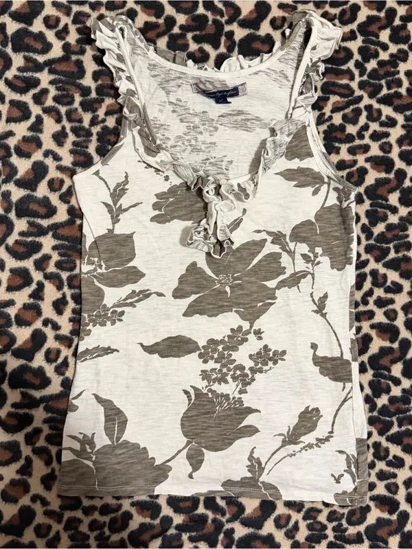 2000s vintage style whimsical american eagle white and grey floral ruffled cami - Image 3