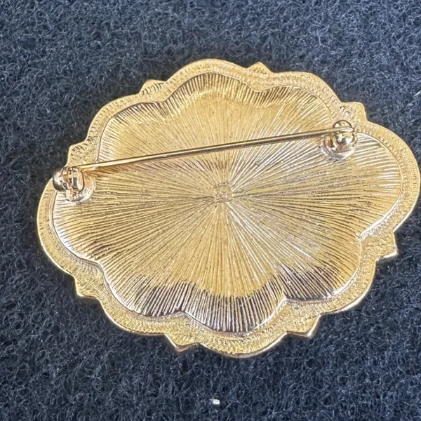 Vintage Gold Tone Pink Cabochon Faux Pearl Scalloped Edge Brooch pin EUC‎ - Image 2