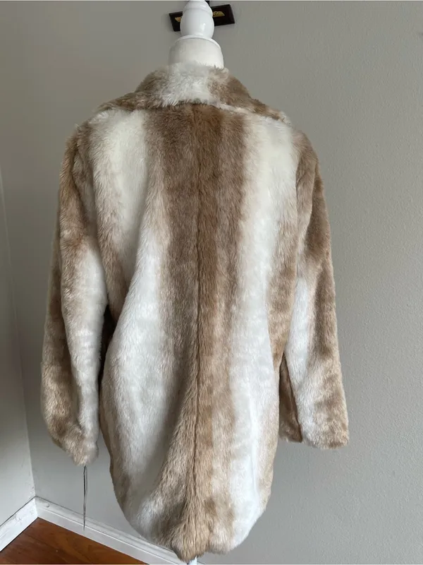 XOXO Two-Tone Faux Fur Coat in Cream & Tan - Image 5