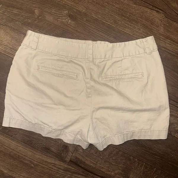 Loft tan flat front preppy size 6 minimalist vacationcore shorts - Image 2